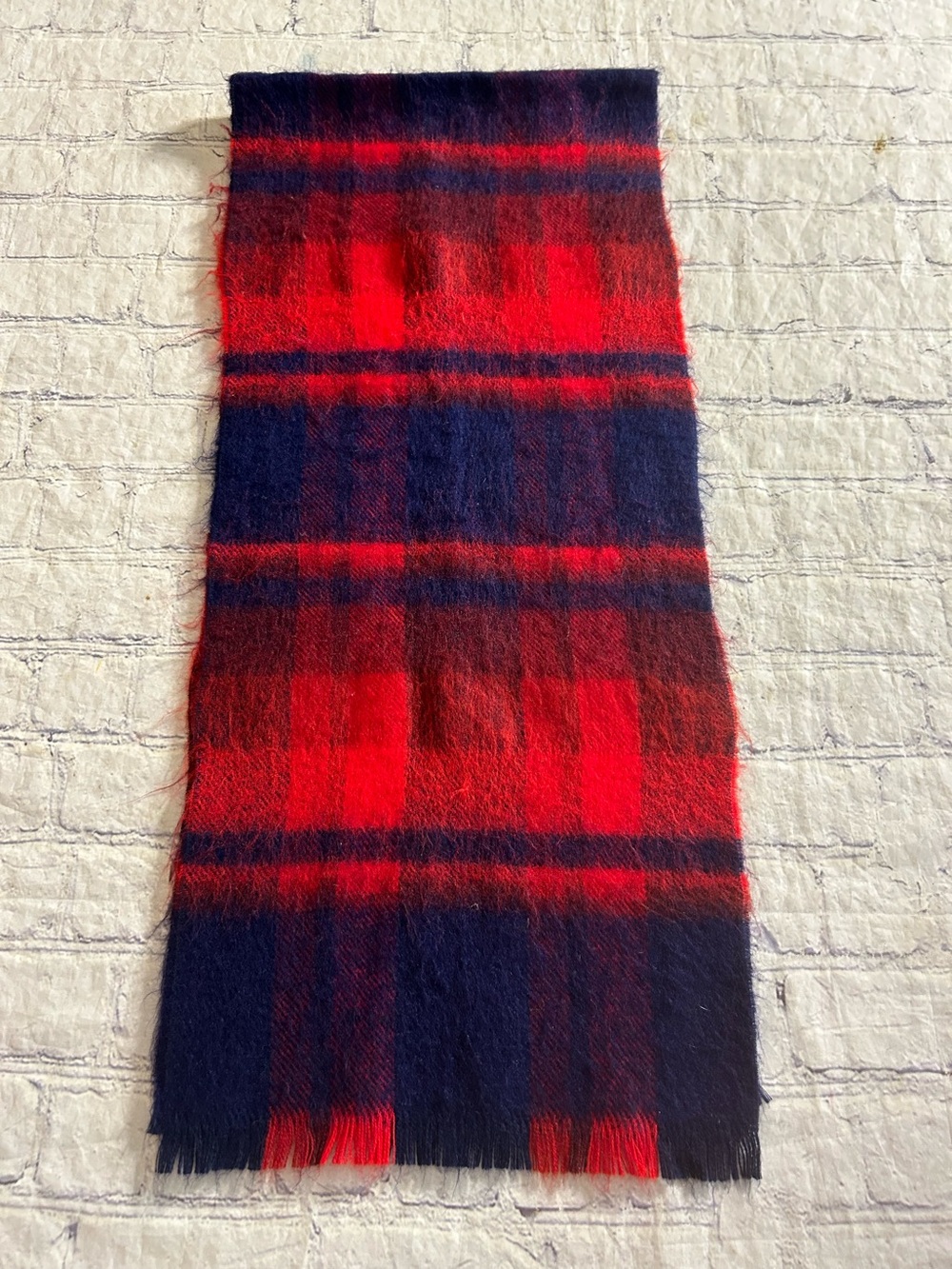 GLEN CURRIE MADE IN CANADA RED/NAVY MOHAIR STYLE SHORT FRINGE PLAID SCARF
